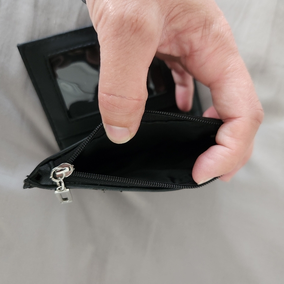 NWOT Guess Wallet - Picture 3 of 6